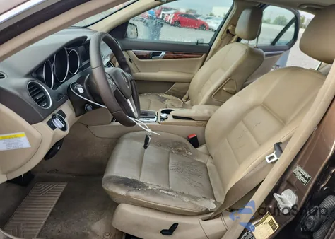 2013 Mercedes-Benz C 250 z USA, uszkodzony, nr VIN WDDGF4HB5DA824902